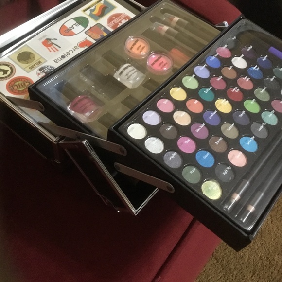 One Direction Tour Make-Up Case with Supplies and Tour City Stickers - Picture 4 of 16